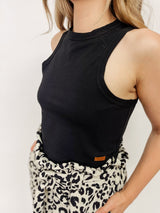 SUE|CROPPEDTOP|schwarzuni