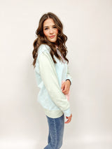 CLEO | HOODIE | Rosa Bauchtasche auf hellblau
