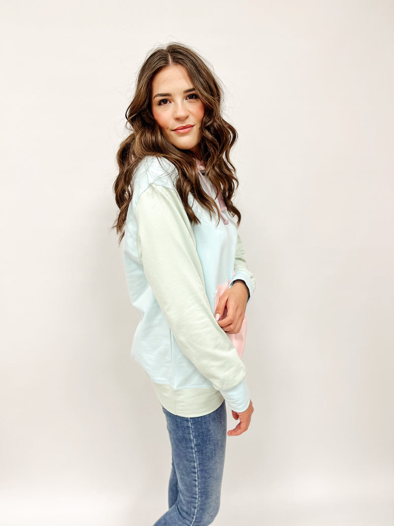 CLEO | HOODIE | Rosa Bauchtasche auf hellblau